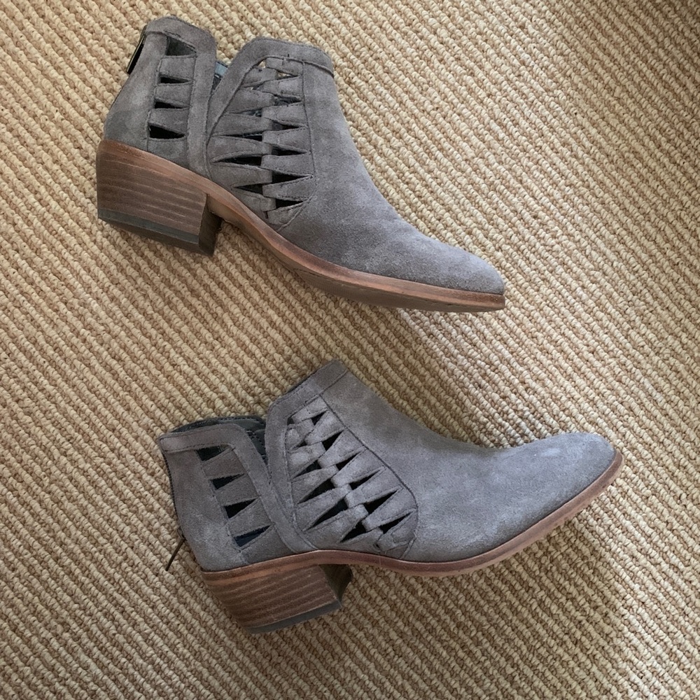 Vince Camuto “Peera” cut out bootie, 7.5